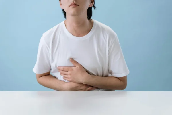 Crampes intestinales : symptômes, causes et solutions efficaces