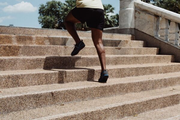 Monter 100 marches par jour : calories, bénéfices et limites