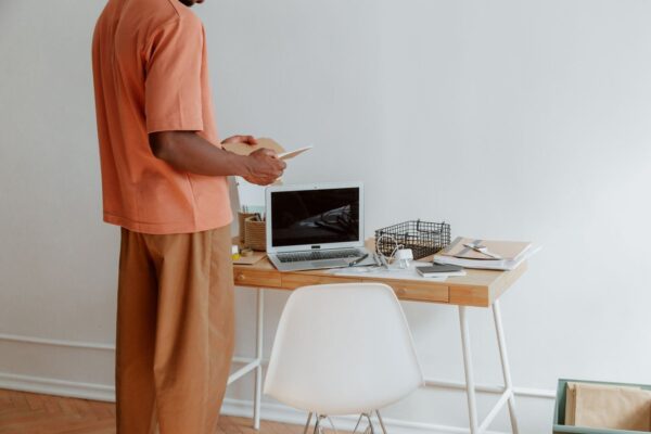 Ordinateur portable : quelle position adopter pour éviter les douleurs ?