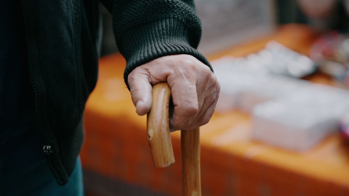 Après une fracture de hanche, la peur de tomber peut freiner la reprise : comment la rééducation l&rsquo;aborde